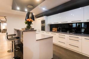 Kuchyňa alebo kuchynka v ubytovaní Kings City - Skawińska Apartment