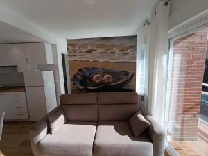 a living room with a couch and a bowl of nuts at La Ostra De Benidorm in Benidorm