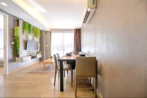 a dining room with a table and chairs at Dazzle Residence Sukhumvit Bangkok in Bangkok