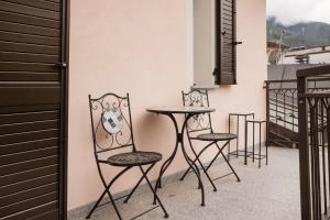 two chairs and a table on a balcony at Anise Suites in Lovero Valtellino