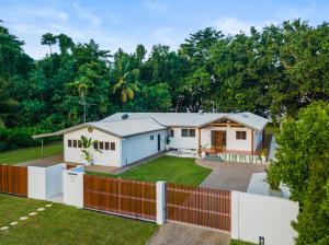 a house with a fence in a yard at Driftwood On Wonga in Wonga