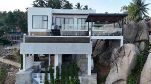 a house on top of a mountain at ON THE RoCK SEAVIEW in Ban Nua