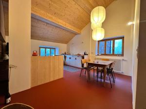 a kitchen and dining room with a table and chairs at Ferienwohnung Visoura in Parsonz