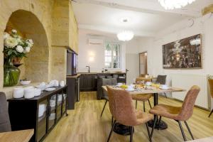 a kitchen and dining room with a table and chairs at La Villa des Consuls - Gîte de tourisme de charme in Sarlat-la-Canéda