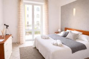a bedroom with a large bed with towels on it at Jacuzzi Suite in Livorno