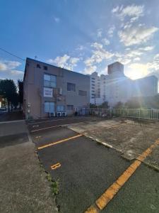 an empty parking lot in front of a building at 駐車場無料 名古屋のお宿 STAY INN NAGOYA Free Car Park 大型車要相談 in Nagoya