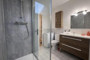a bathroom with a shower and a toilet and a sink at Appartement hyper Centre Rénové Terrasse & Parking in Tours +11 photos