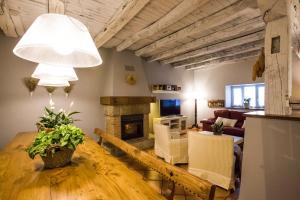 a living room with a table and a fireplace at Mendiburu Rural Boutique in Osinaga