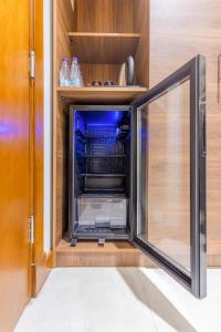 an oven in a kitchen with a door open at Jasmine Garden Makkah in Al Masfalah