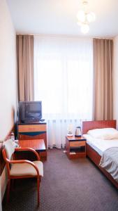 a hotel room with a bed and a television at Zajazd Przy Granicy in Słuczanka