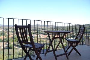 2 chaises et une table sur un balcon dans l'établissement Casa con vistas al valle, à Montsonis