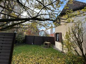 a yard with a fence and a bench next to a house at Turm an der Mauer in Ellwangen +7 photos