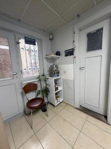 a room with a chair and a door and a plant at Hostelida Konya in Meram