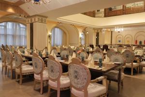 a conference room with a long table and chairs at Hotel Maharaja Palace Rohtak in Kahrāwar