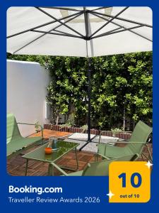 ein Tisch und Stühle mit einem Sonnenschirm auf einer Terrasse in der Unterkunft EcoLiving Casa Vacanze in Torre Lapillo