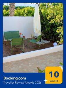 eine Terrasse mit zwei Stühlen und einem Sonnenschirm in der Unterkunft EcoLiving Casa Vacanze in Torre Lapillo