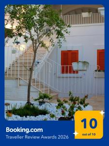 Ein Baum vor einem Haus mit Treppe in der Unterkunft EcoLiving Casa Vacanze in Torre Lapillo