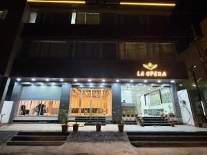 eine Ladenfront mit einer schwarzen Markise bei Nacht in der Unterkunft Hotel La Opera in Gwalior