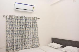 a bedroom with a bed and a curtain at Hotel Maa Karni Darbar in Deshnoke +16 photos
