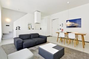 uma sala de estar com um sofá e uma mesa em Urban Residences Maastricht em Maastricht