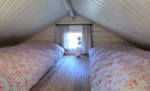 una camera da letto con due letti e una finestra di Akurgerði Guesthouse 2 - Country Life Style a Ölfus