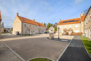 an empty street in a town with brick buildings at 3 Bed in Helmsley oc-y111 in Helmsley
