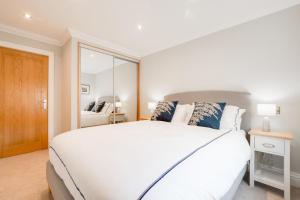 a bedroom with a large white bed and a mirror at 3 Bed in Helmsley oc-y111 in Helmsley