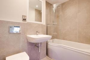a bathroom with a sink and a toilet and a bath tub at 3 Bed in Helmsley oc-y111 in Helmsley +15 photos