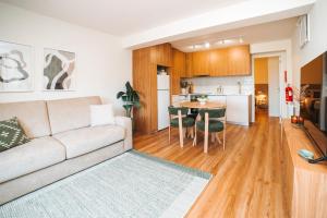 a living room and kitchen with a couch and a table at Magníficos Dias Atlânticos Studio in Moledo