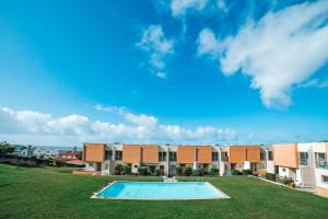 an image of an apartment complex with a swimming pool at Magníficos Dias Atlânticos Studio in Moledo