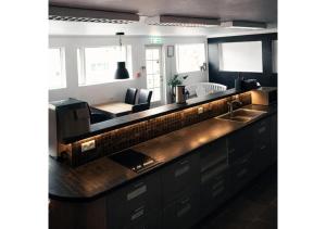 eine Küche mit einer Arbeitsfläche mit Spüle und einem Sofa in der Unterkunft Selfoss Hostel in Selfoss
