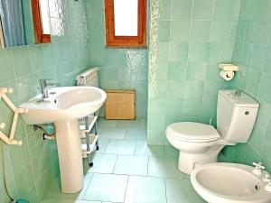 a bathroom with a white toilet and a sink at Valledoria holiday flats in Valledoria +51 photos