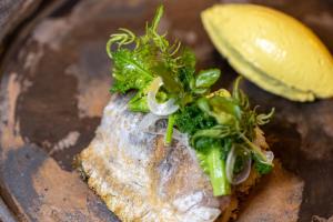 ein Stück Fisch mit Brokkoli und einer Zitrone in der Unterkunft Seminare in Karuizawa
