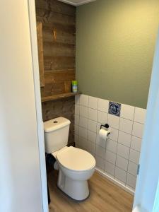 a bathroom with a white toilet in a room at Camping De Boerinn in Kamerik +21 photos