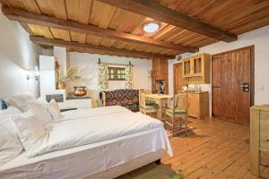 a bedroom with a bed and a kitchen with a table at Domeniul Trei Stejari in Mediaş