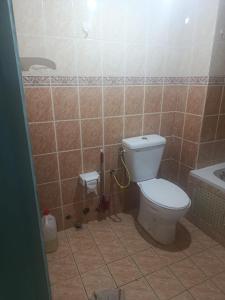 a bathroom with a toilet and a sink at Chambre aménagée dans un hôtel in Douala