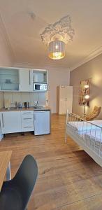 a living room with a kitchen and a dining room at Le Relais - Appart'Hotel in Düsseldorf