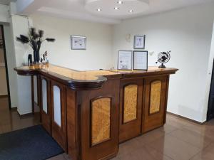 a large wooden island in a room at Hotel Kolorowa in Karpacz