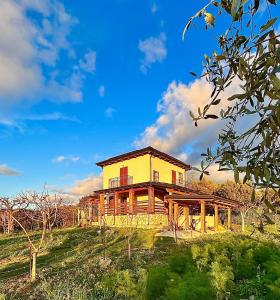 a house on a hill with a blue sky at Casa Micia Spilinga in Spilinga