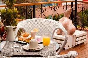 a table with a plate of food and a glass of orange juice at Mama Africa Hostel in Florianópolis
