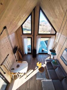 an overhead view of a living room in a cabin at Domek Fika in Laskowa