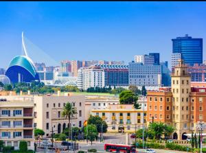 a view of a city with a lot of buildings at Habitación confortable en el centro in Valencia