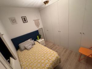 a small bedroom with a bed and a chair at Habitación confortable en el centro in Valencia