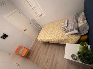 an overhead view of a small bedroom with a bed at Habitación confortable en el centro in Valencia
