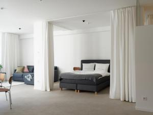 a bedroom with a bed and a couch at KAJO269 FERIENcc WOHNUNGEN IN DER ALTSTADT in Freiburg im Breisgau