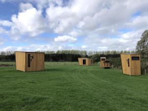 a group of boxes in a field of grass at Cyclodges – Marguerite et Ferdinand in Hotton