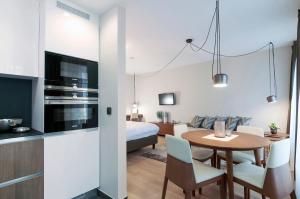 a small apartment with a dining room and a bedroom at Aparthotel Residence Agenda in Brussels