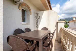 a wooden table on the balcony of a house at Brisa I Apartment in Montroig