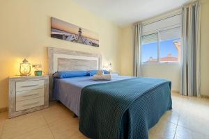 a bedroom with a bed and a large window at Brisa I Apartment in Montroig +16 photos