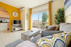 a living room with a couch and a tv at Brisa I Apartment in Montroig